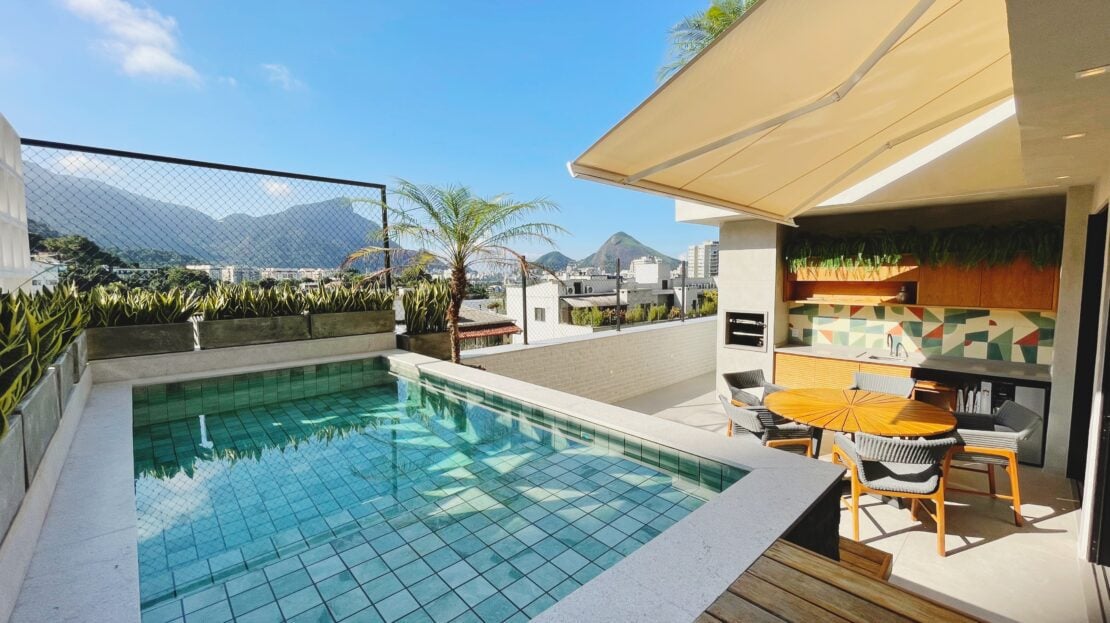 Luxurious penthouse in Leblon with pool and ocean view