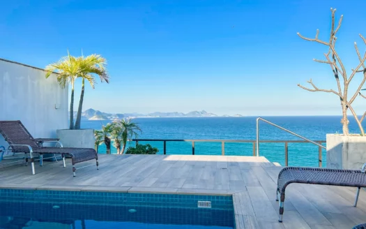 Elegante ático dúplex con vistas al mar en Copacabana con piscina - ¡Le espera un oasis junto al mar!