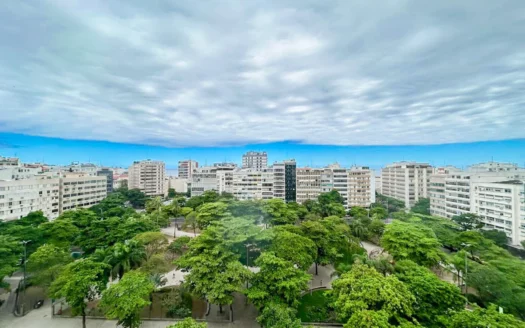 SALA ELEVADA COM VISTA PARA A PRAÇA GENERAL OSÓRIO NA CHARMOSA IPANEMA