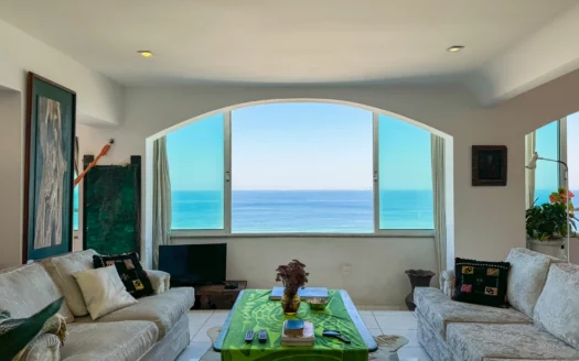 Spectacular Apartment in Copacabana with 3 Rooms and Ocean View for Sale