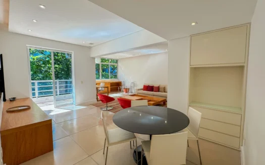 位于伊帕内玛黄金地段的优雅两居室公寓出租--全面翻新并配有家具