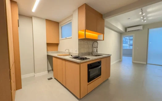 Smart Design & Open Views: Renovated 2-Bedroom Apartment with Parking in Leblon