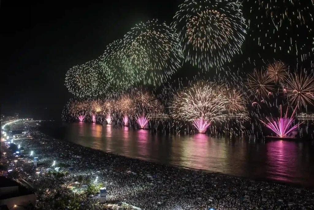 Reveillon Copacabana 2026 Rio de Janeiro, fireworks fired from the boats in front of the Copacabana beach