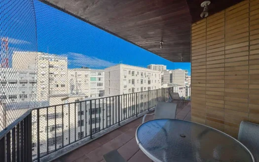 Apartment for Sale in Copacabana With Balcony and Renovation Potential
