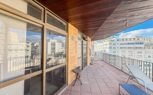 Apartment for Sale in Copacabana With Balcony and Renovation Potential