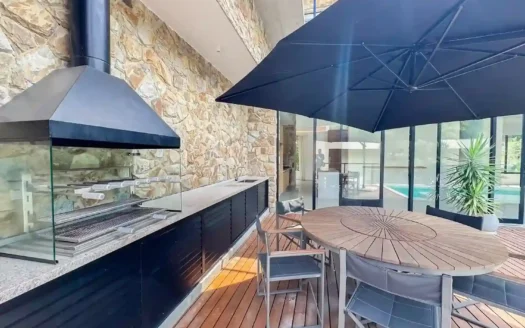 Contemporary House with Infinity Pool for Sale in Itanhangá with Panoramic Views