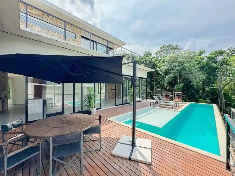 Casa contemporánea con piscina infinita en venta en Itanhangá con vistas panorámicas