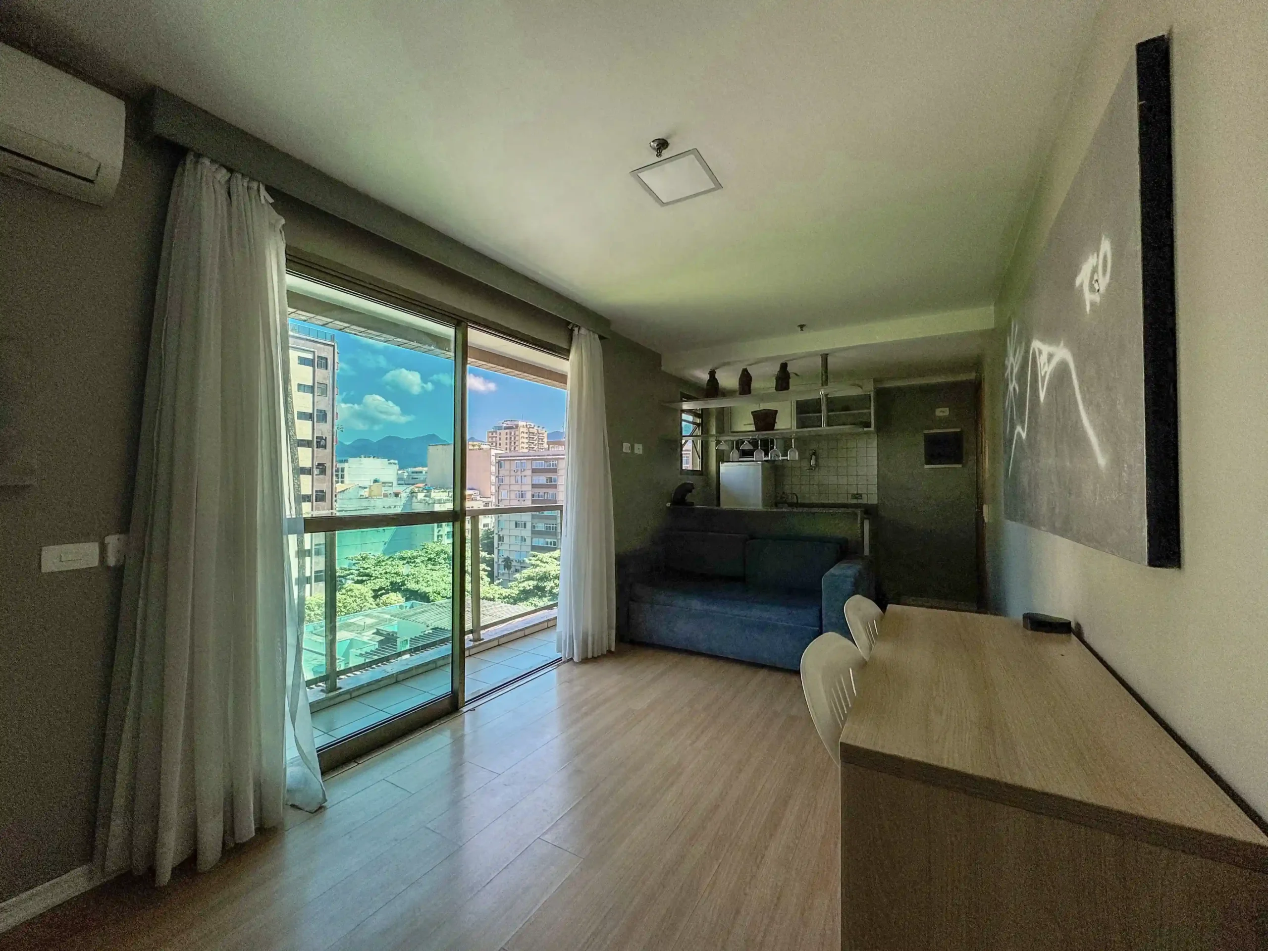 Apartamento Airbnb-friendly à venda em Copacabana, próximo à praia