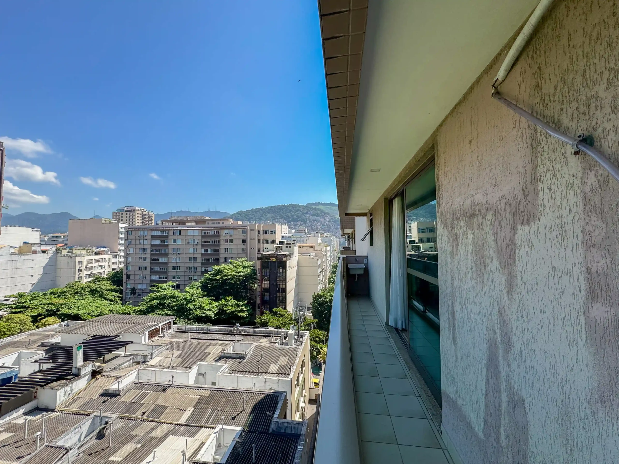 Apartamento Airbnb-friendly à venda em Copacabana, próximo à praia