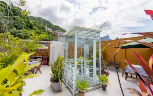 Gávea duplex penthouse with mountain views