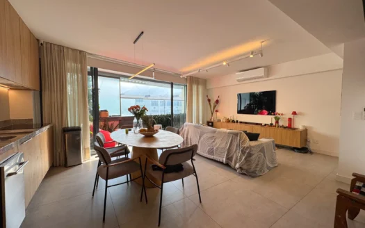 Leblon duplex penthouse with mountain views