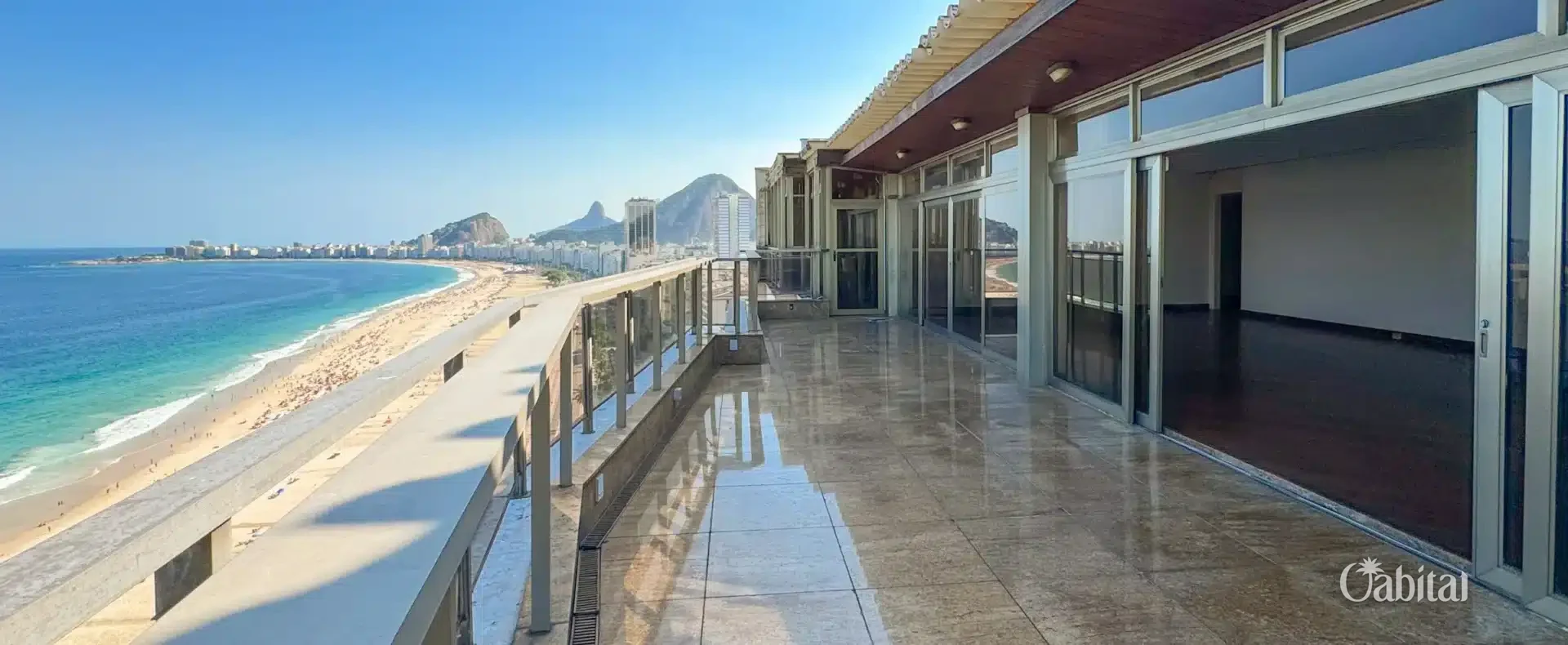 Terraço à beira-mar no Rio de Janeiro, com vista para a praia