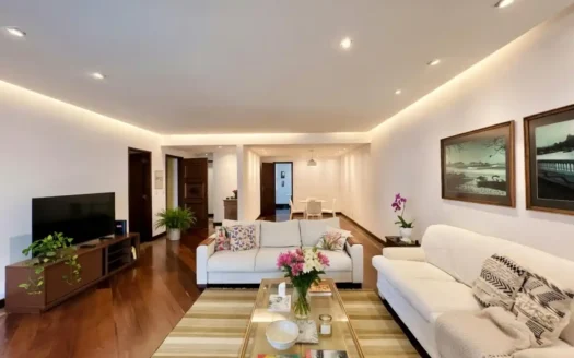 Spacious 236 m² Apartment for Sale in Ipanema with Balcony