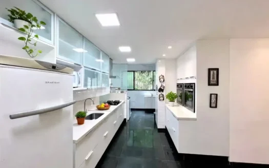 Spacious 236 m² Apartment for Sale in Ipanema with Balcony