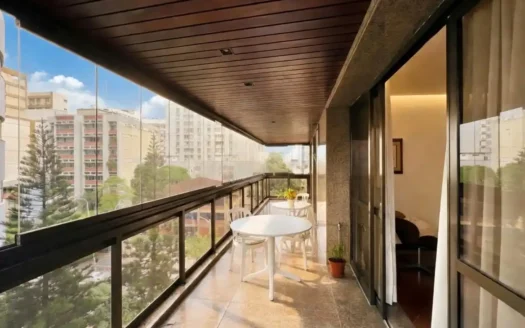 Spacious 236 m² Apartment for Sale in Ipanema with Balcony