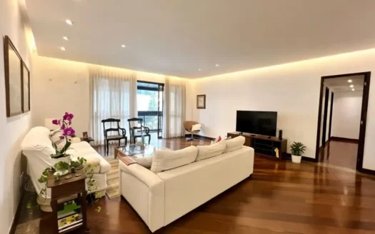 Spacious 236 m² Apartment for Sale in Ipanema with Balcony