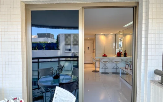 Airbnb-friendly flat for sale in Ipanema near the beach
