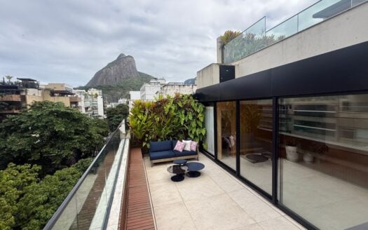 Modern triplex penthouse for sale in Leblon with pool (12)