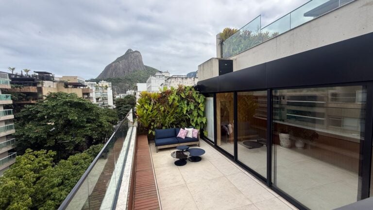 Se vende un moderno ático triplex en Leblon con piscina
