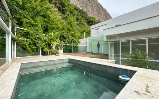 Penthouse en duplex rénové à vendre à Lagoa avec piscine
