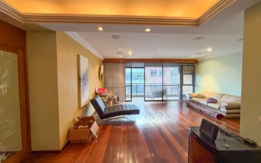 Spacious 4-Bedroom Apartment with Christ the Redeemer and Two Brothers Mountain Views in Ipanema for sale