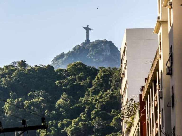 Casas de luxo com piscinas: um guia completo