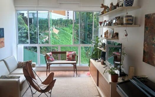 Departamento en Alto Leblon: sala de estar luminosa con vista al verde