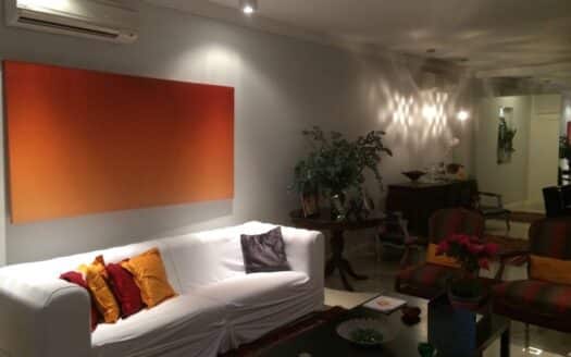 Apartamento Bulhões de Carvalho – sala de estar com sofá e ar-condicionado
