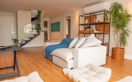 Penthouse en la azotea en Copacabana en venta – Dúplex renovado con piscina