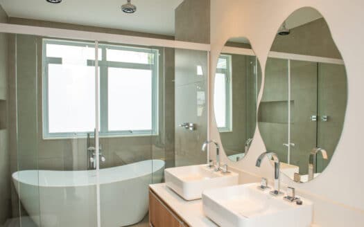 Penthouse en la azotea en Copacabana en venta – Dúplex renovado con piscina