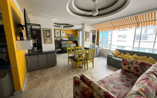 Apartamento em Copacabana com vista lateral para o mar na Rua Souza Lima, 85 m²