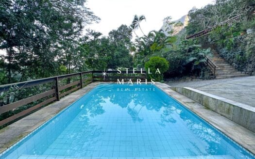Haus „Estrada das Canoas“ – vom Wald umgebener Pool