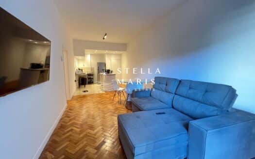 Ipanema apartment with independent suite – living room with sofa and herringbone floor
