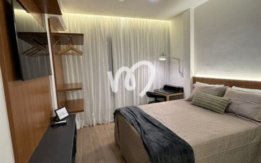 Renoviertes Studio in Leblon mit Bett, Regalen und einem mit Vorhängen versehenen Fenster