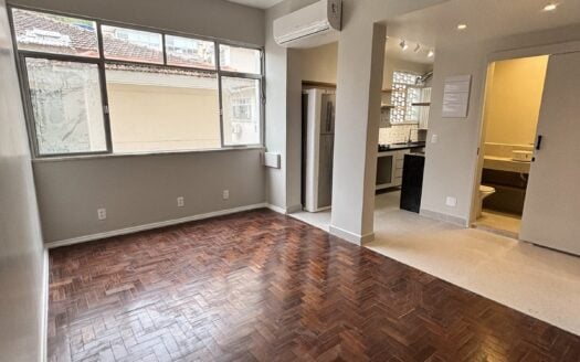 Appartamento ristrutturato a Ipanema con due camere da letto – soggiorno con parquet a spina di pesce