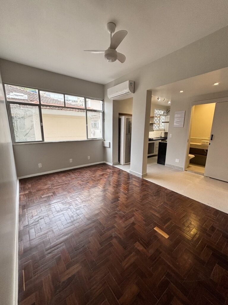 Renovated 2-Bedroom Apartment for Sale in Ipanema, 70 m²
