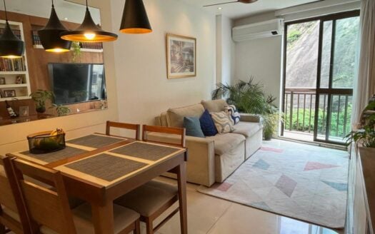 Apartment on Rua Djalma Ulrich – living and dining room with balcony