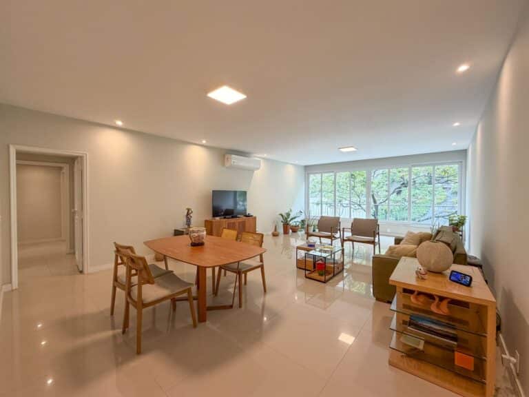 Renovated 3-Bedroom Apartment for Sale in Copacabana, 154 m²
