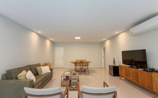 Renovated 3-Bedroom Apartment for Sale in Copacabana, 154 m²
