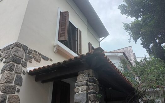 Urca house with bay view for sale – stone-clad facade and covered entrance